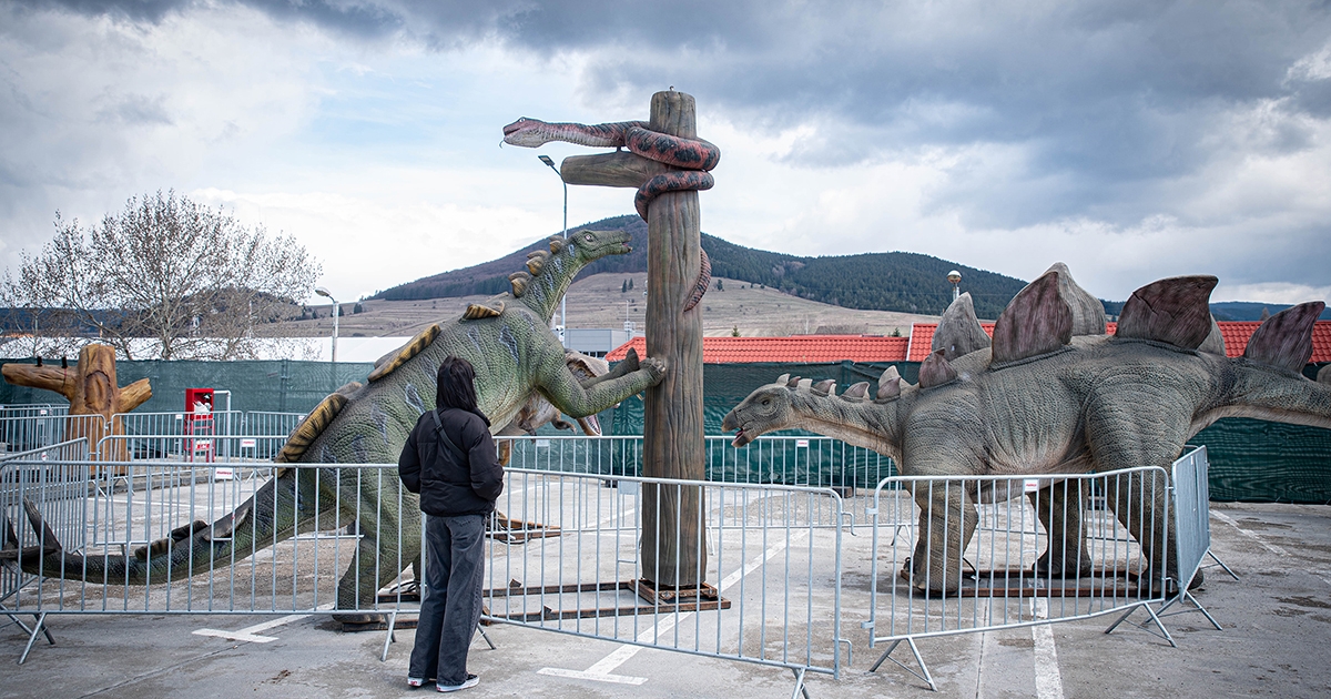 Ellepték a dinoszauruszok a csíkszeredai bevásárlóközpont emeleti parkolóját